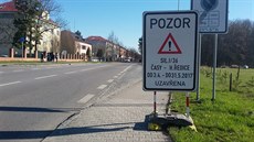 Dopravní značení na výjezdu z Pardubic sice ukazuje, že uzavírka má trvat do... Dopravní značení na výjezdu z Pardubic sice ukazuje, že uzavírka má trvat do...