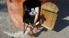 Jeden z mladíků s vodní dýmkou, kterou s kamarády pokuřoval v poněkud... Jeden z mladíků s vodní dýmkou, kterou s kamarády pokuřoval v poněkud...