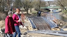 Nad říčkou Jihlávkou se v současné době dokončuje lávka, po níž povede nový... Nad říčkou Jihlávkou se v současné době dokončuje lávka, po níž povede nový...