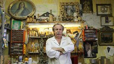 Dřív pozlacovač Pavel Hájek za prací hodně cestoval. Teď už více času tráví ve... Dřív pozlacovač Pavel Hájek za prací hodně cestoval. Teď už více času tráví ve...