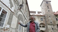 Vladimír Vlček je se zámkem v Červené Řečici spojen už od narození. Na nádvoří... Vladimír Vlček je se zámkem v Červené Řečici spojen už od narození. Na nádvoří...