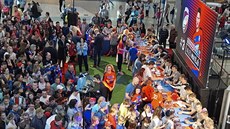 Autogramiáda prvoligových fotbalistů mistrovské Viktorie Plzeň těšila velkému... Autogramiáda prvoligových fotbalistů mistrovské Viktorie Plzeň těšila velkému...