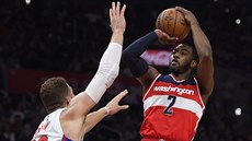 John Wall z Washingtonu stílí pes ruku Blakea Griffina z LA Clippers.