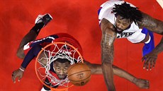 DeAndre Jordan (vpravo) z LA Clippers neubránil Johna Walla z Washingtonu. DeAndre Jordan (vpravo) z LA Clippers neubránil Johna Walla z Washingtonu.