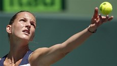 SERVIS. Karolína Plíková v semifinále turnaje v Miami