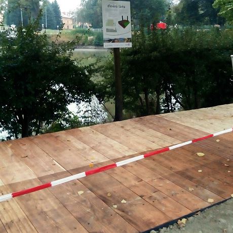 První ást devného chodníku u Synského rybníka v Police.