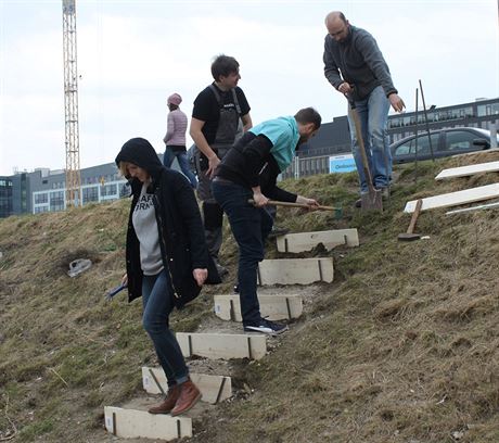 Radní Prahy 7 postavili nové zábradlí a schody u píchodu k pívozu v Karlín....