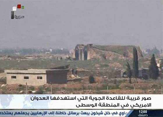 Zábry ze syrské televize ukazují leteckou základnu a-ajrát zasaenou...