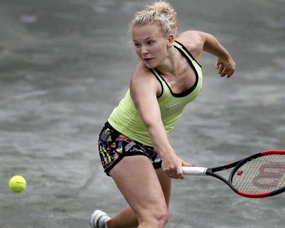 Kateina Siniaková v utkání s Mónicou Puigovou na turnaji v Charlestonu.