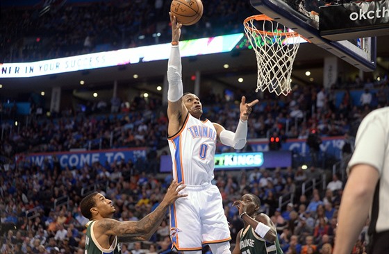 Russell Westbrook z Oklahoma City zakonuje v utkání proti Milwaukee.