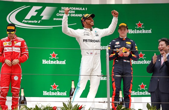 JAKO KING KONG. Lewis Hamilton pózuje po triumfu ve Velké cen íny. Hlavu dole...