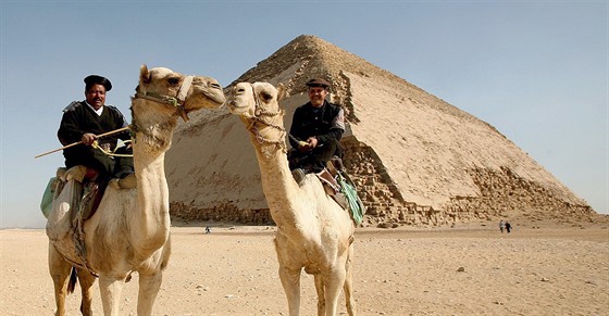 Policejní hlídka u Snofruovy pyramidy v Egypt