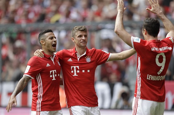 NEZASTAVITELNÍ. Fotbalisté Bayernu Mnichov se radují z dalího gólu, který...