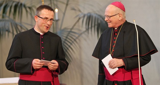 Nový pomocný biskup ostravsko-opavské diecéze Martin David (vlevo) s biskupem...