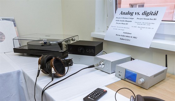 Poznáte, zda je zdrojem hudby analog, nebo digitál? Vzadu gramofon Pro-ject X...