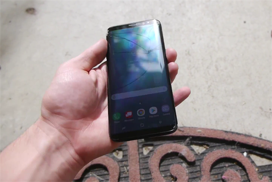 Takto dopadl nejnovjí Samsung Galaxy S8 v crash testu na YouTube