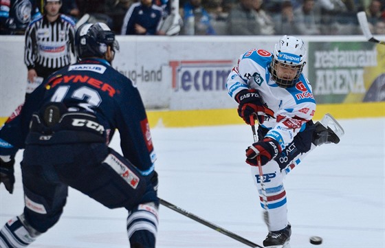 Chomutovský Jakub Lauko stílí, liberecký Ondej Vitásek brání.