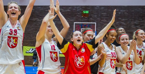 Postupová radost basketbalistek Hradce Králové.