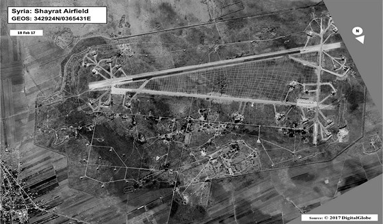 Satelitní snímek základny v provincii Homs, na kterou zaútoila americká...
