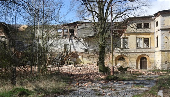 Zámek v Dlouhé Louce na Olomoucku z poátku 18. století u ticet let chátrá.