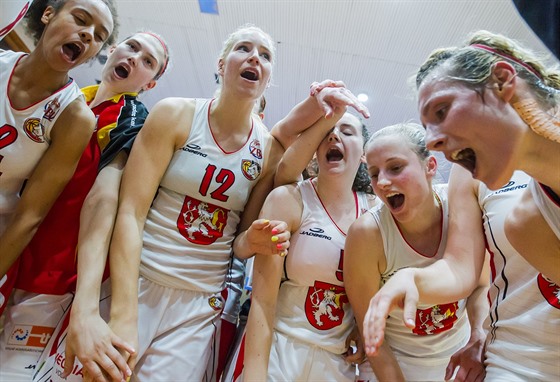 Královéhradecké basketbalistky slaví postup do ligového finále.