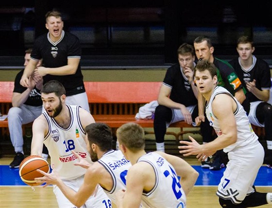 Basketbalisté USK Praha získali mí a enou se do rychlého protiútoku, zleva...