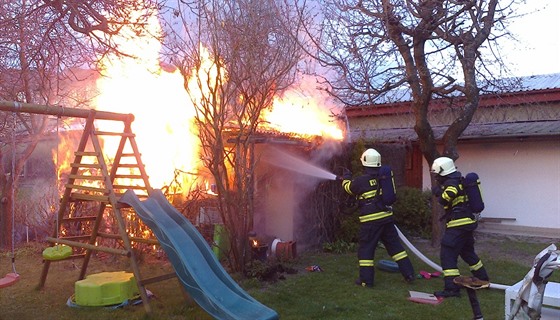 Poár zahradního domku v Rychnov nad Knnou (2.4.2017).