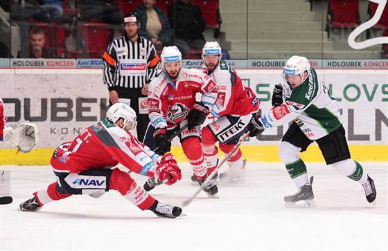 Momentka z utkání Karlovy Vary vs. Pardubice (ervenobílá)