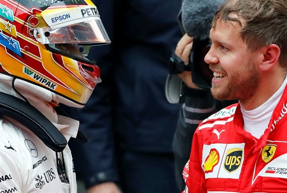 POKEC. Lewis Hamilton (vlevo) a Sebastian Vettel po Velké cen iny