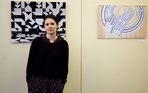 Markéta Fridrichová stojí u fotografie mozaiky od Zdeka Sýkory, vpravo je u...