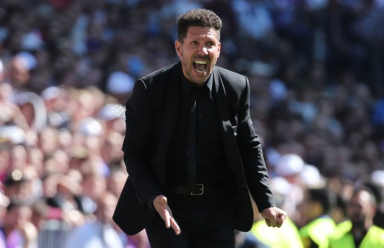 Trenér Diego Simeone burcuje své svence, hráe Atlétika Madrid, bhem derby...