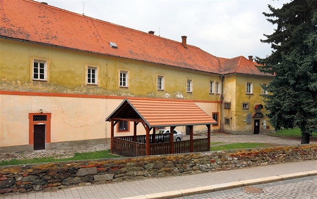 Budova Domova mládee Integrované stední koly Cheb patila díve ádu...