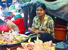 Na trhu v Thandwe se prodává nejen maso, ryby, zelenina, ovoce, ale i...
