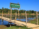 Pes eku Thandwe vede nkolik devných most.