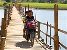 Devné mosty pes eku Thandwe slouí nejen pím, ale i cyklistm a...