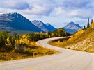 Alaska Highway je mezi dálnicemi legendou, pro motorkáe je to takka povinnost.