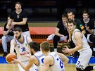 Basketbalist USK Praha zskali m a enou se do rychlho protitoku, zleva...
