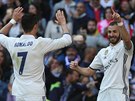 Útoník Karim Benzema oslavuje s Cristianem Ronaldem gól, který v dresu Realu...