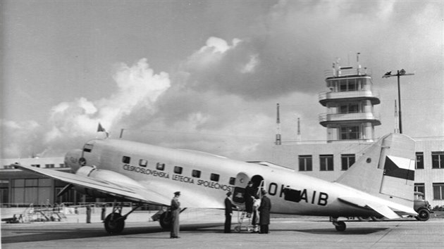 Letoun DC-2 společnosti ČSL na pražském letišti v roce 1937 Letoun DC-2 společnosti ČSL na pražském letišti v roce 1937