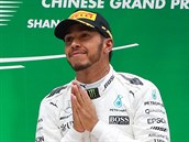 Lewis Hamilton se raduje z triumfu ve Velk cen ny.