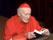 Kardinl Frantiek Tomek pi modlitb v kapli na praskm arcibiskupstv....