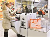 Samoobslužná pokladna umožňuje platbu v hotovosti i platební kartou. Samoobslužná pokladna umožňuje platbu v hotovosti i platební kartou.