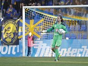 Hradecký brankář Radim Ottmar má balón ve své moci. Hradecký brankář Radim Ottmar má balón ve své moci.