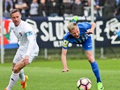 Prostějovský David Píchal v letu, v bílém je ostravský kapitán Tomáš Zápotočný. Prostějovský David Píchal v letu, v bílém je ostravský kapitán Tomáš Zápotočný.