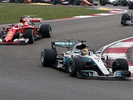 Lewis Hamilton vede pole jezdc ve Velk cen ny.