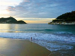 La Concha Beach, San Sebastián, panlsko. Nkolik kilometr dlouhá plá nabízí...