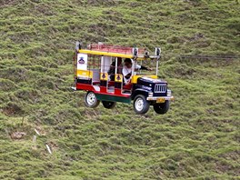 LÉTAJÍCÍ AUTOBUS. Turisté v kolumbijském msteku Pitalito jedou lanovkou...