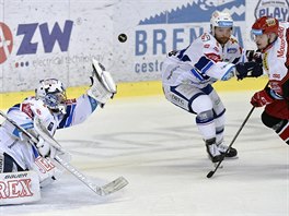 Brnnsk brank Marek iliak zasahuje v semifinlovm utkn proti Hradci.