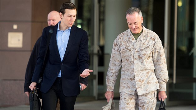 Poradce prezidenta Trumpa Jared Kushner a  f sboru nelnk tb americk armdy Joseph Dunford. (3.4. 2017)