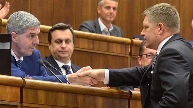 Slovensk parlament zruil dvacet let star Meiarovy amnestie. Vlevo f strany Most -Hd Bla Bugr, vpravo Rober Fico (5. dubna 2017)